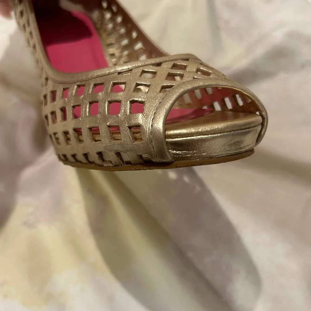 Lilly Pulitzer Gold Leather Resort Chic Basketweave Open Toe Wedge.FIRM PRICE - Picture 6 of 11